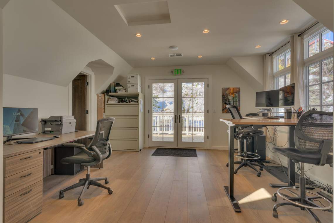 Upstairs office space | Truckee commercial building a