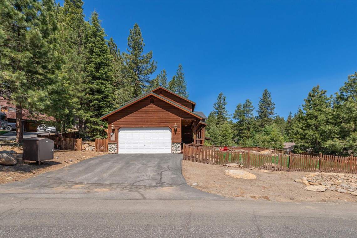 10835 Palisades Dr. | Beautiful Truckee Home
