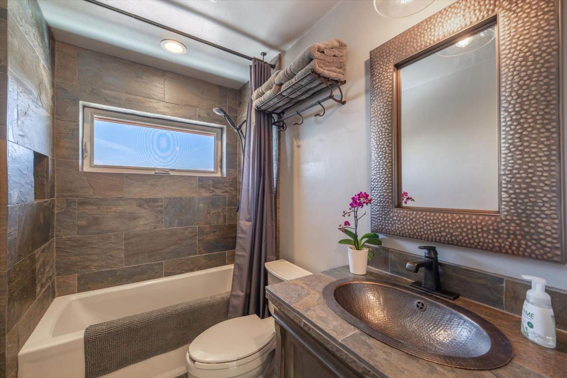 Stunning bathroom | 11164 The Strand