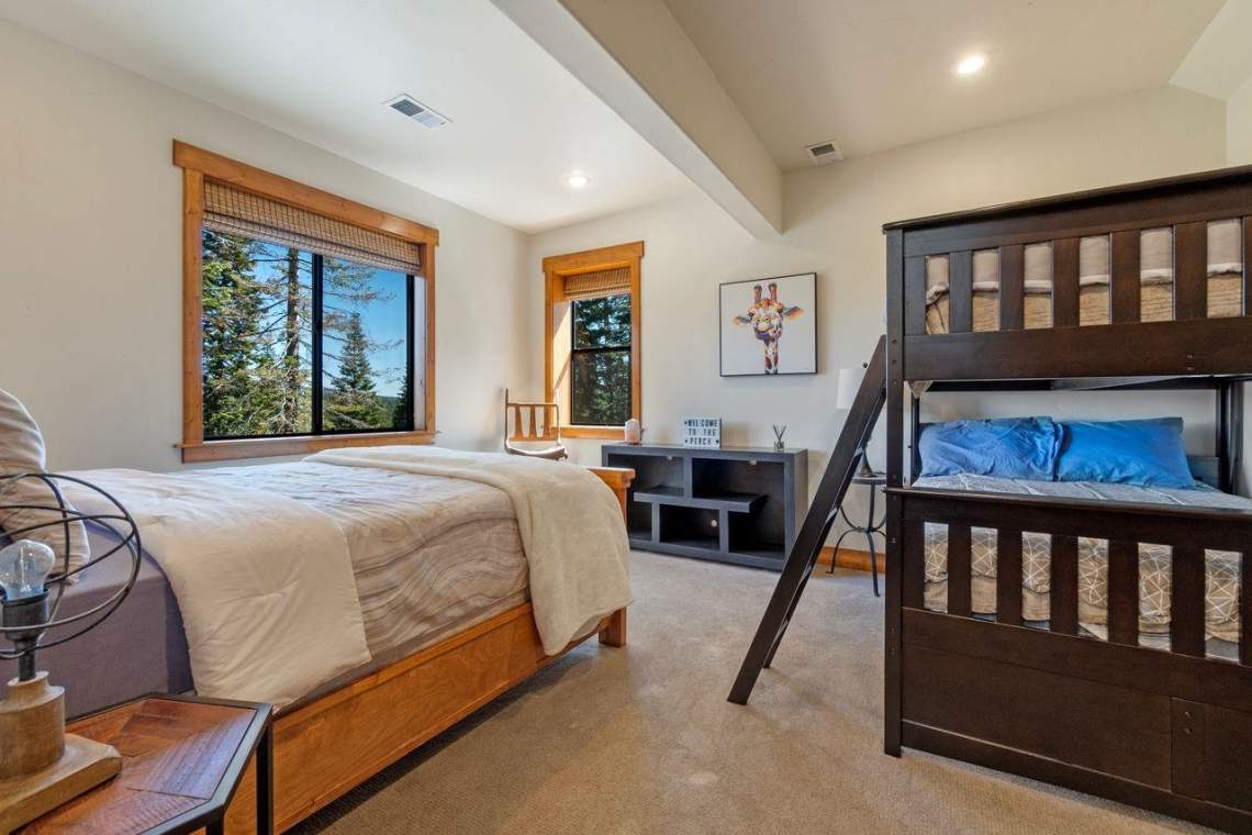 Guest Bedroom | 11298 Skislope Way