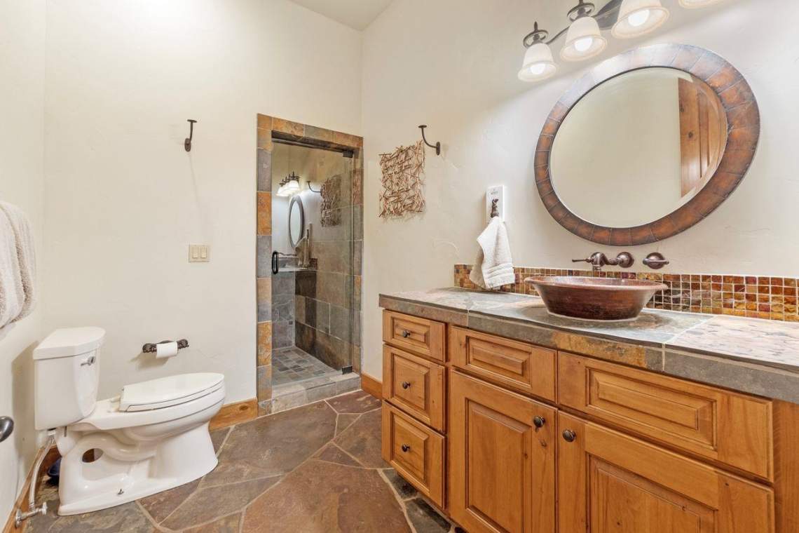 Guest bathroom | Tahoe Donner Retreat