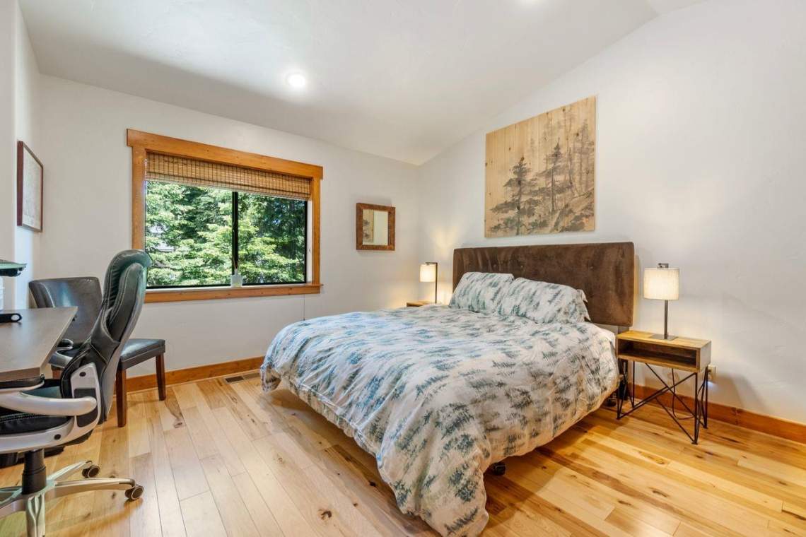 Guest bedroom | 11298 Skislope Way