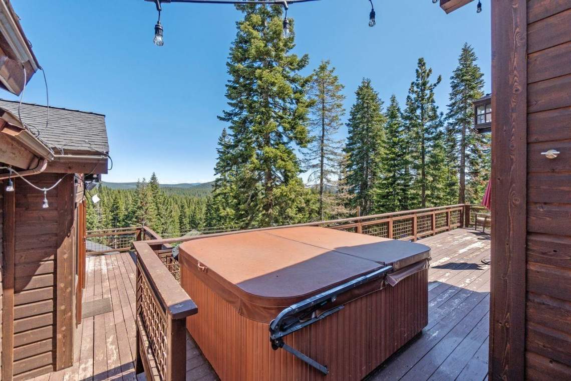 Hot tub with views | 11298 Skislope Way