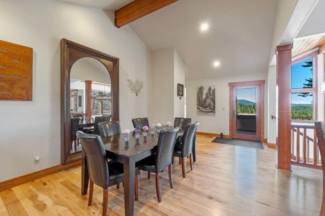 Dining area | 11298 Skislope Way