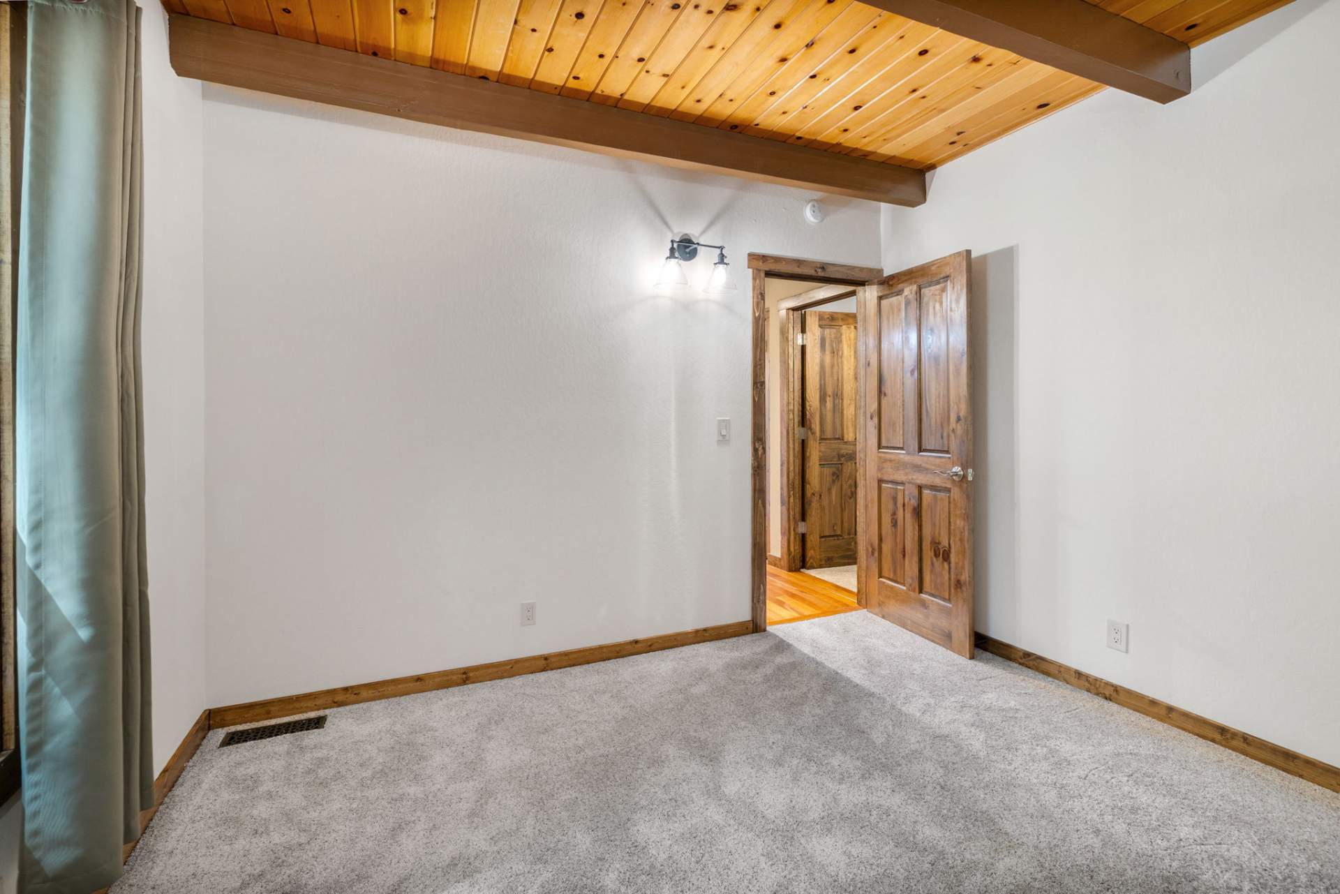 22-web-or-mls-12415-Daisey-Ct-24