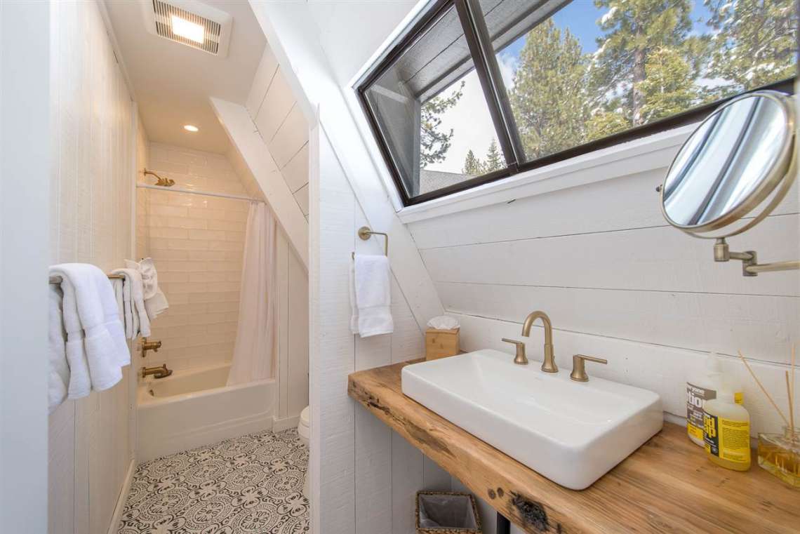North Lake Tahoe Real Estate | 135 Lakewood Lane | Bathroom