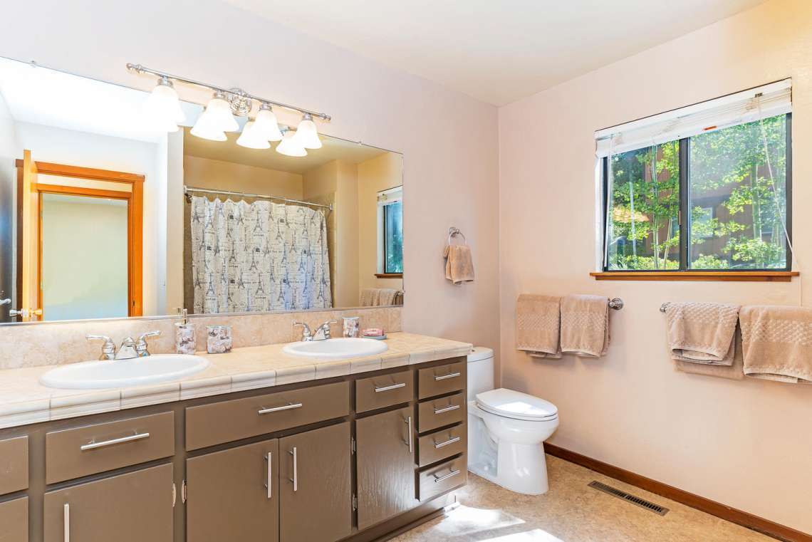 Tahoe Lakeview Real Estate | 3145 Meadowbrook Dr | Bathroom
