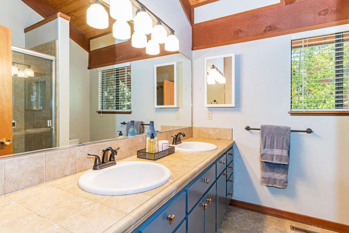 Lake Tahoe Lakeview Real Estate | 3145 Meadowbrook Dr | Bathroom