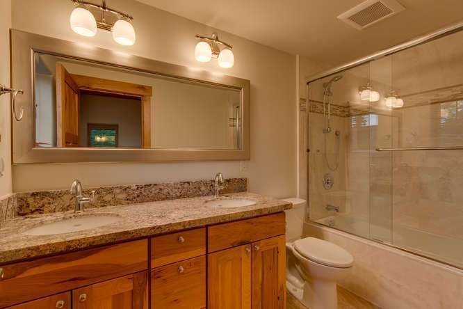 Tahoe City Real Estate | Ensuite Bathroom