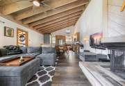 Light and bright living area | 5092 Gold Bend