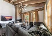 Light and bright living area | 5092 Gold Bend