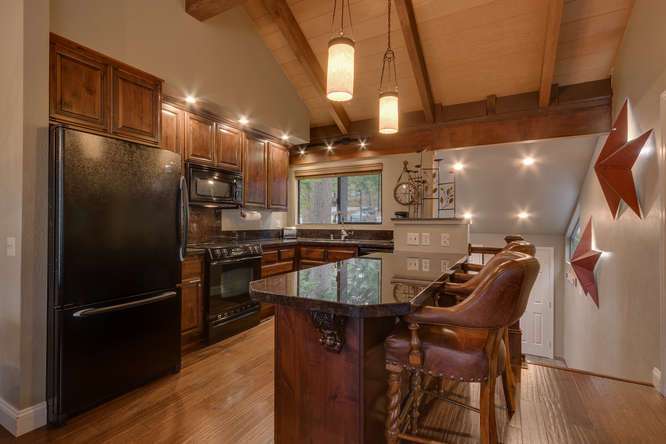 Truckee Real Estate | 6018 Mill Camp Truckee CA | Kitchen and Breakfast Bar