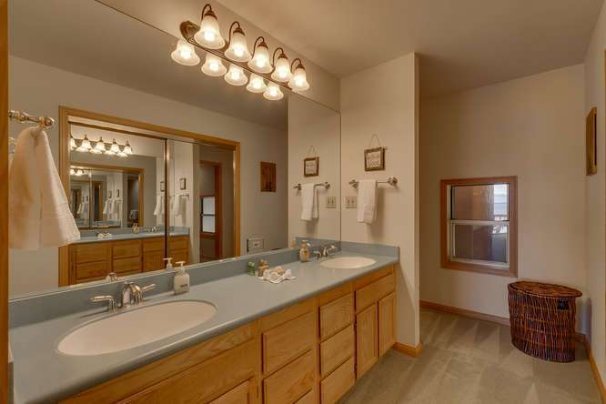 Lake Tahoe Real Estate | Master Bathroom
