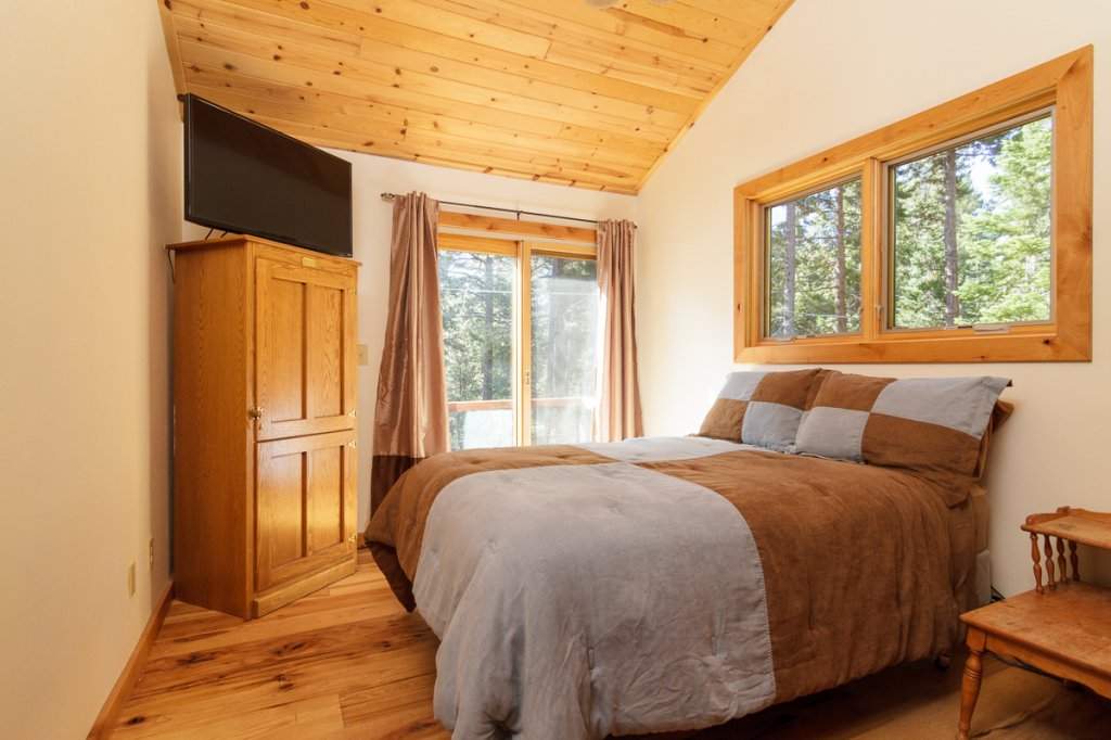 7001 Hilo Avenue | Guest Bedroom | Lake Tahoe Real Estate
