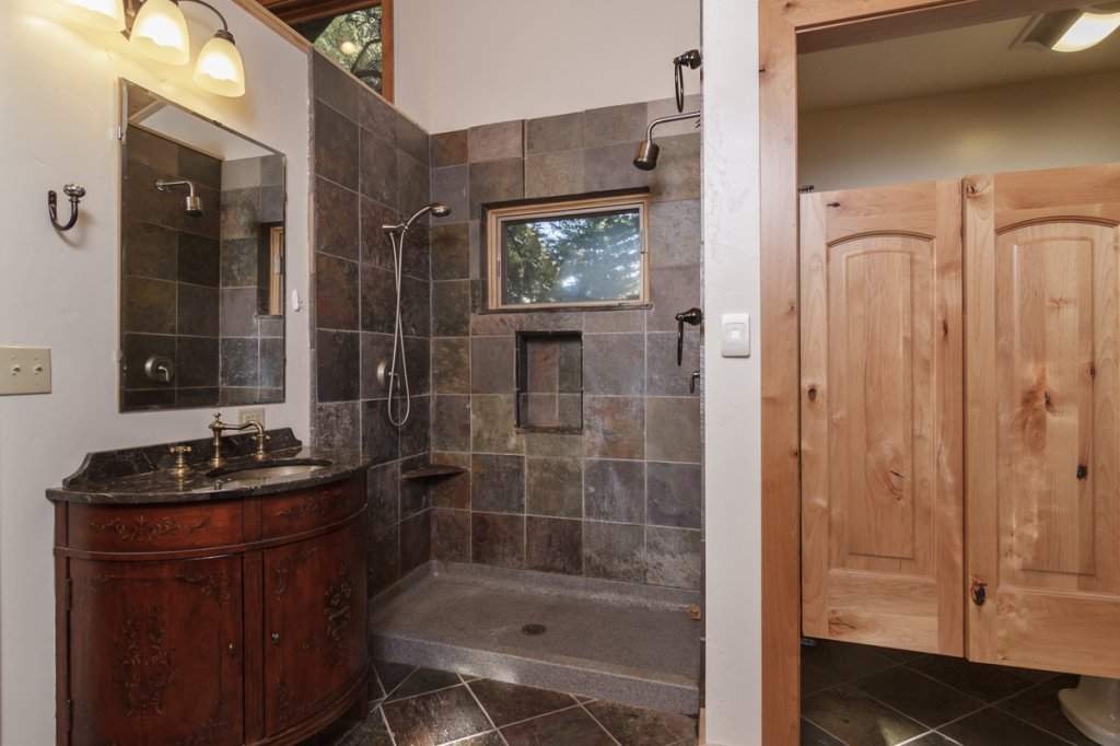 7001 Hilo Avenue | Master Bathroom | Lake Tahoe Real Estate