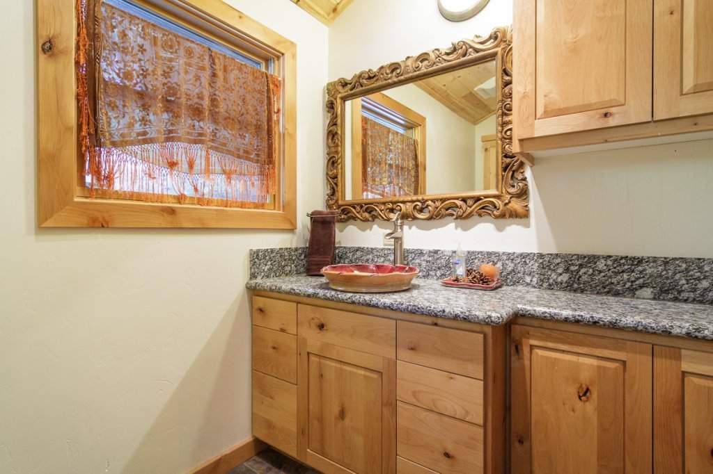 7001 Hilo Avenue | Guest Bathroom | Tahoma Real Estate