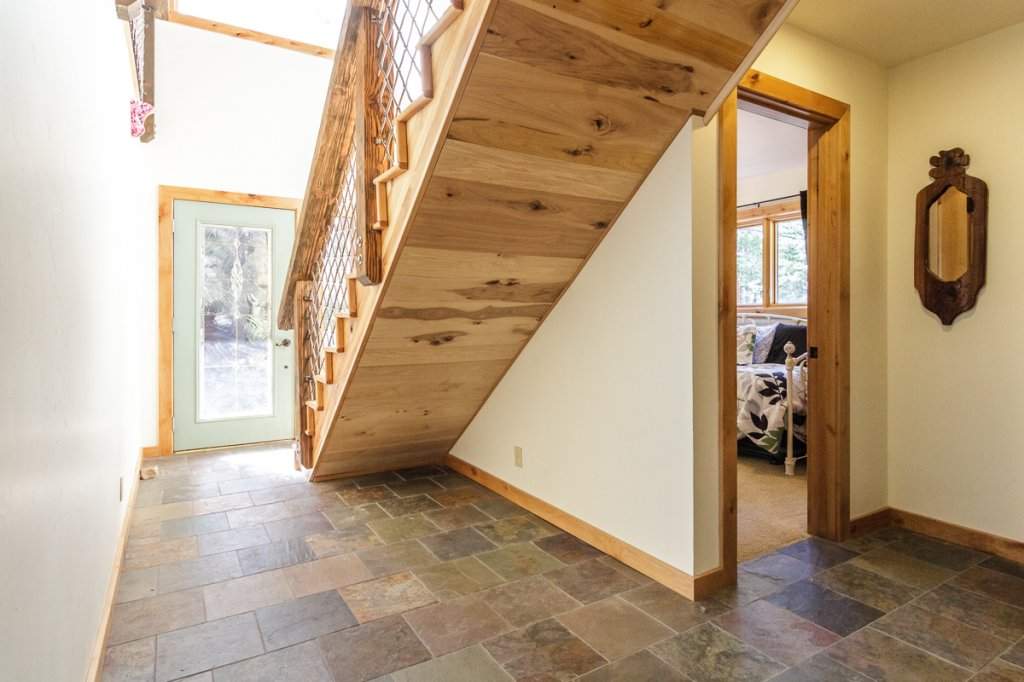 7001 Hilo Avenue | Entry Way | Tahoma Real Estate