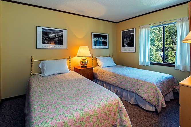 Luxury Tahoe Real Estate | 1st Floor Twin Bedroom