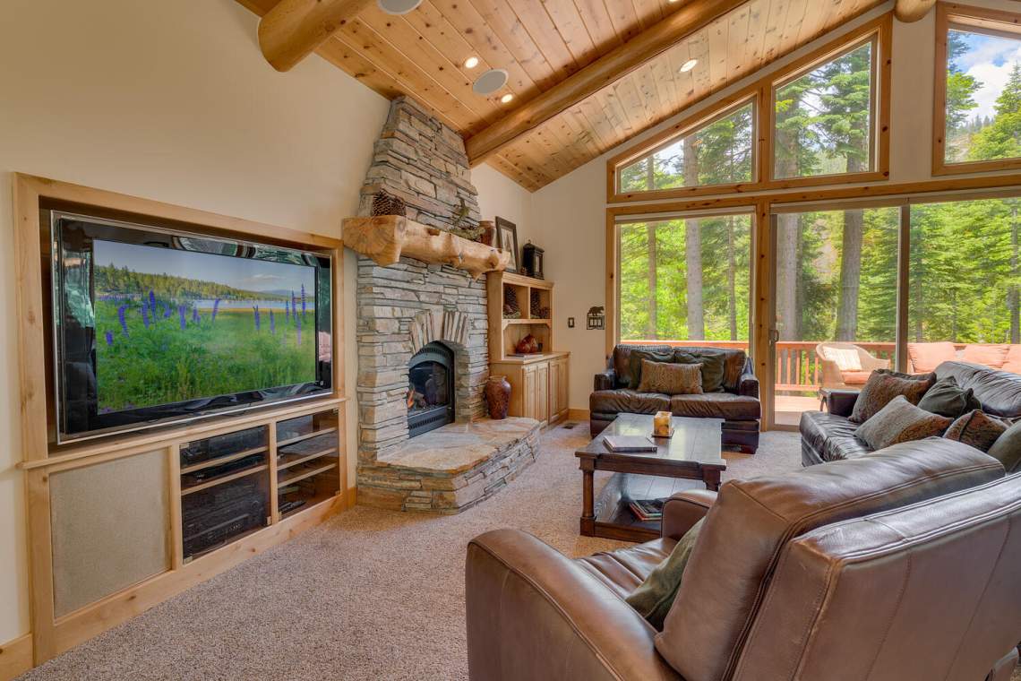Beautiful Living Room | 930 Sierra Vista Ave.