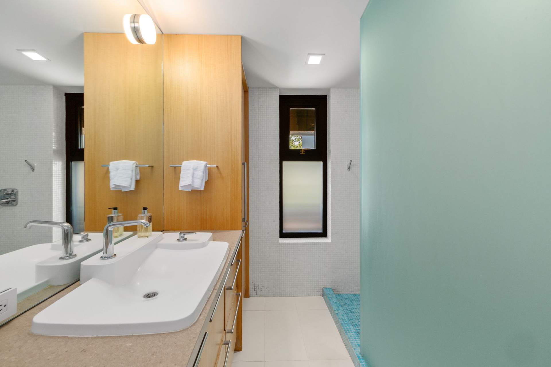 96-web-or-mls-9612-Dunsmuir-38