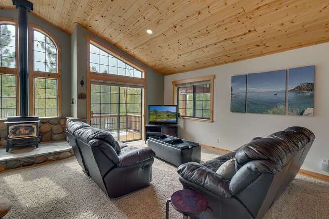 Spacious and bright living area | Tahoe Donner Chalet