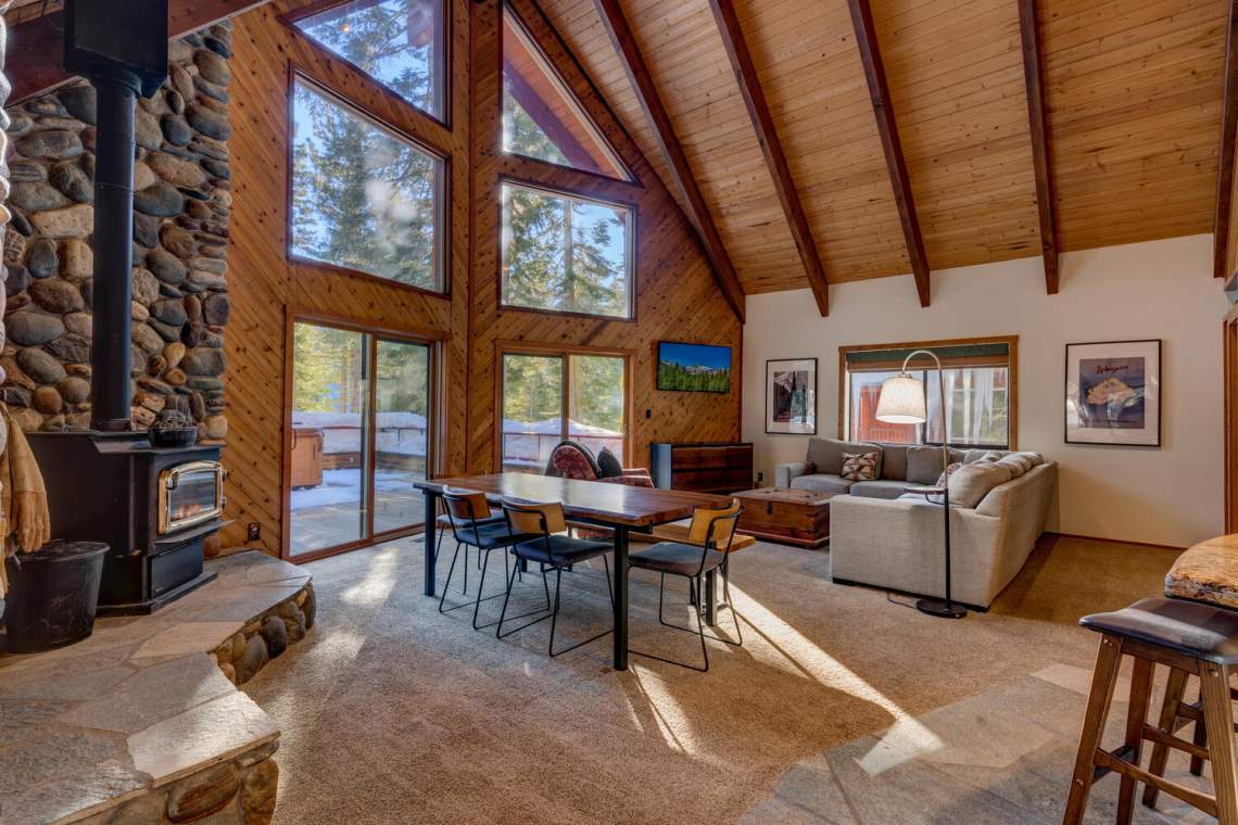 Gorgeous living room with vaulted ceilings | 3502 Chamonix Rd.