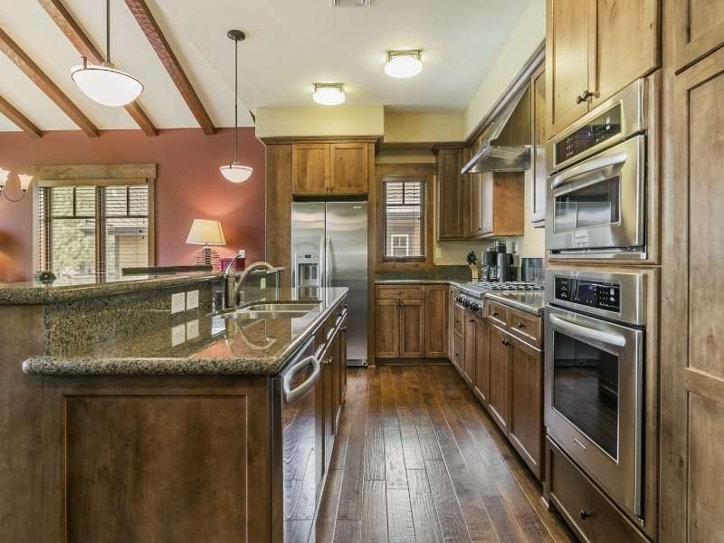 Truckee Real Estate | 10199 Annies Loop |Kitchen view