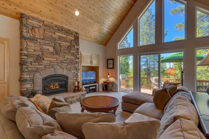 Lake Tahoe Real Estate | Breathtaking living room