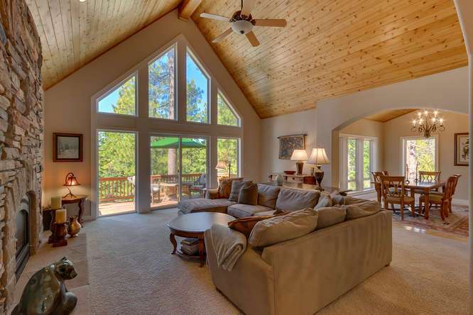 North Lake Tahoe Real Estate | Spacious and airy living room
