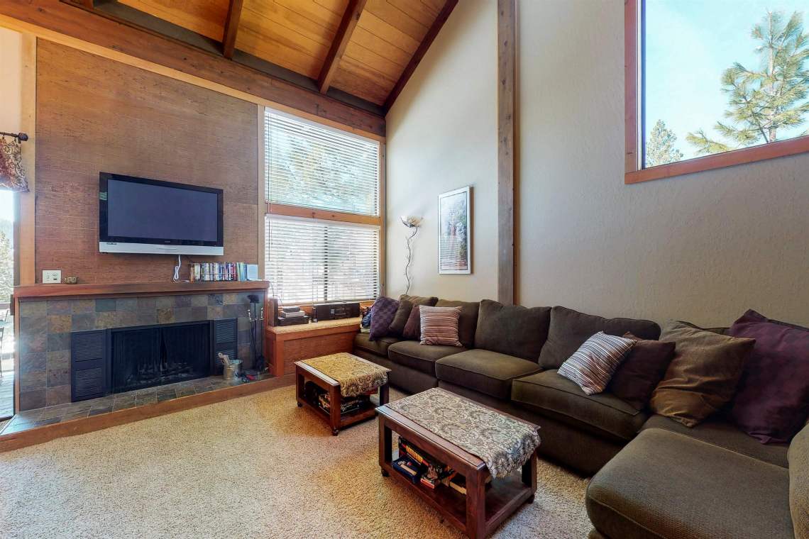 Living room with vaulted ceilings | 6084 Rocky Point Cir.