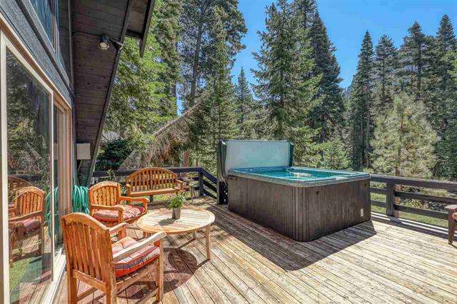 Spacious deck with hot tub | 1825 Deer Park Dr.