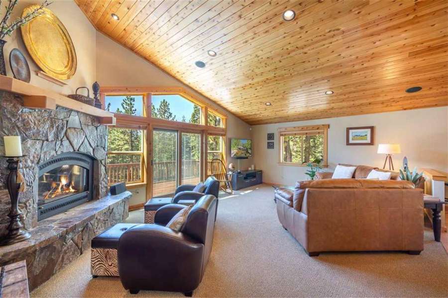 Gorgeous living room with vaulted ceilings | 13151 Mulebach Way