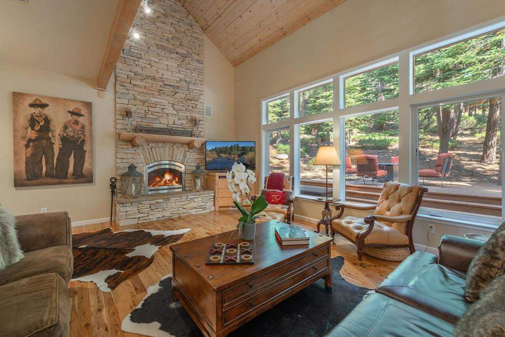 Stunning living room | 12882 Falcon Point Pl.