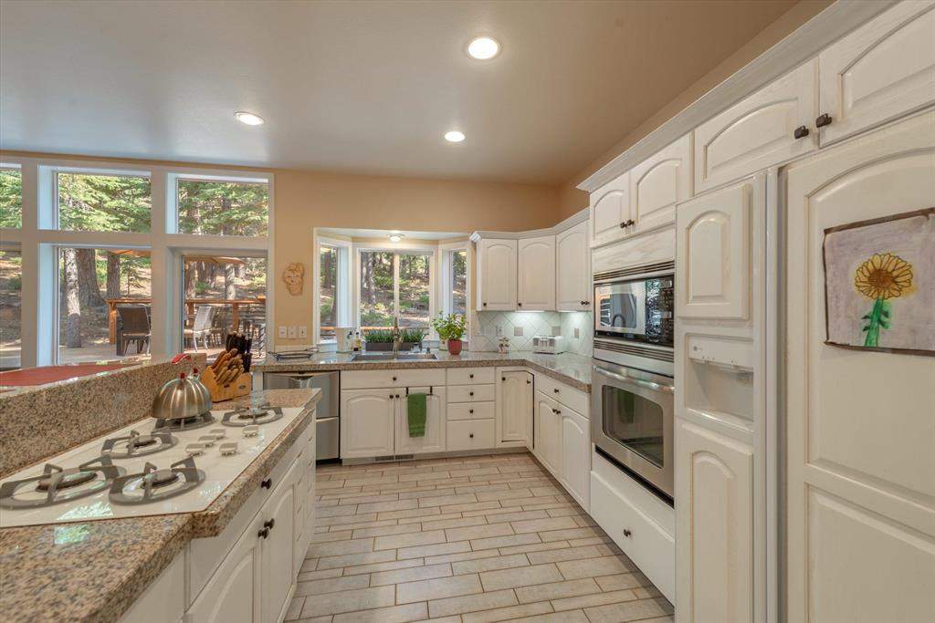 Light and bright kitchen | 12882 Falcon Point Pl.
