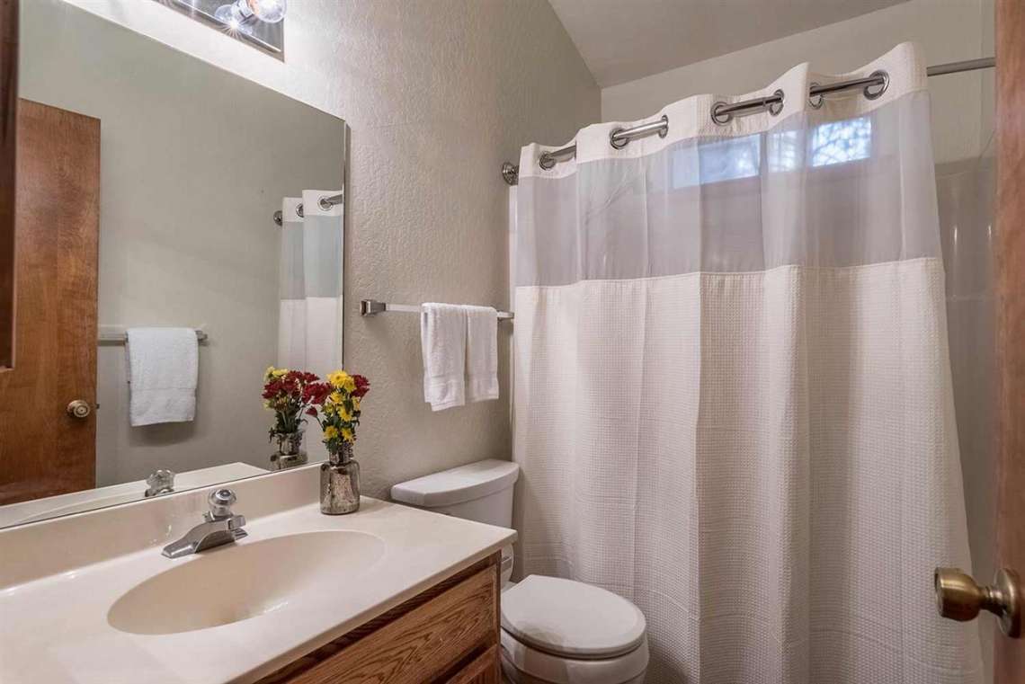 Tahoe Donner Cabin | Bathroom