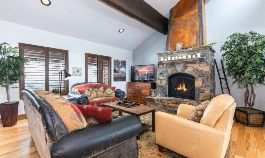11540 Chalet Rd - Tahoe Donner Golf Course Home